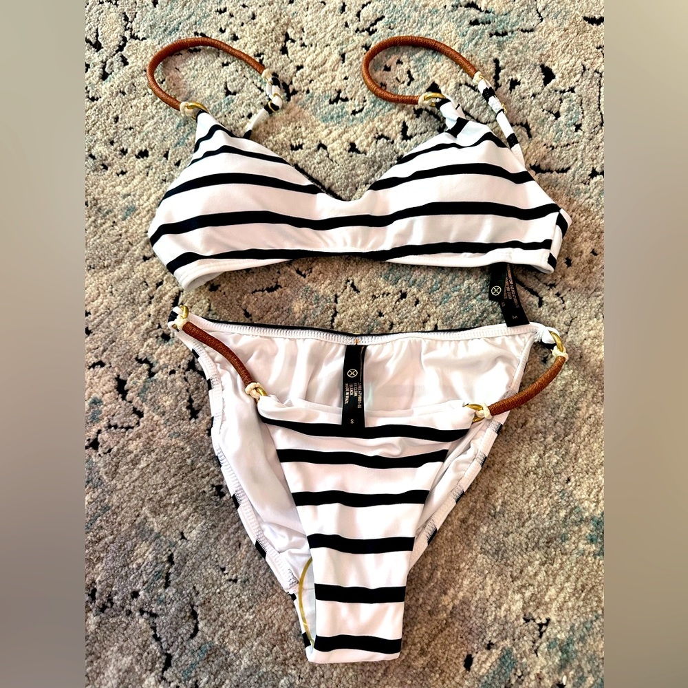 Vix Paula Hermanny Bikini size medium top and small bottom.  It is brand new